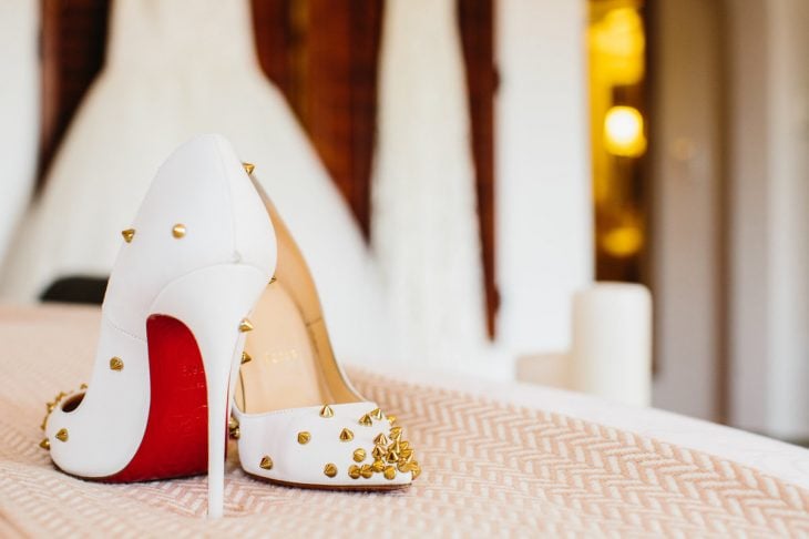 Zapatos de novia color blanco con adornos de estoperoles en color dorado