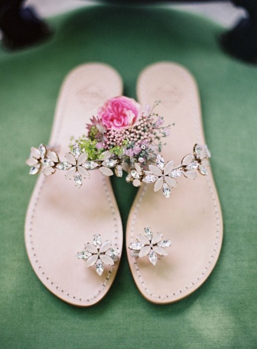 Zapatos de novia color piel tipo sandalias con flores de piedras 