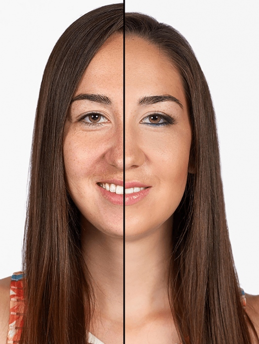 mujer de cabello castaño largo sonrie mitad de su cara maquillada