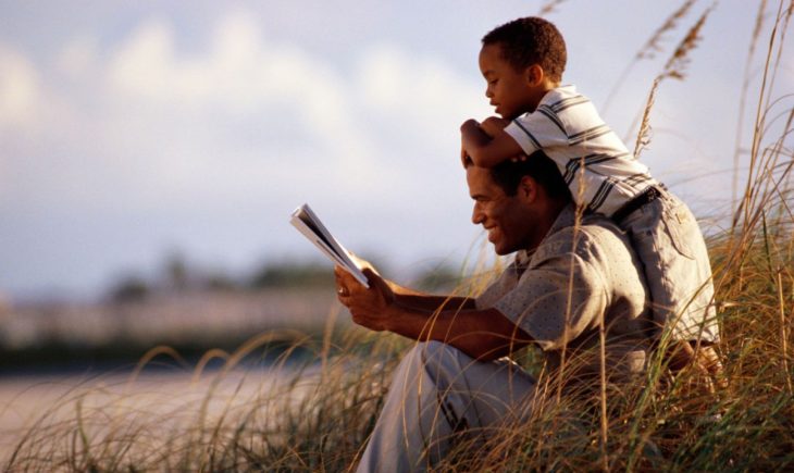 Padre leyendo a su hijo