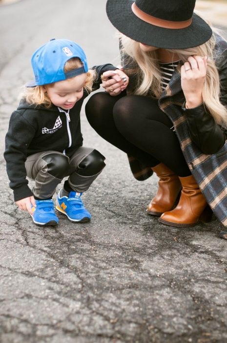 Madre e hijo mirando al pavimento