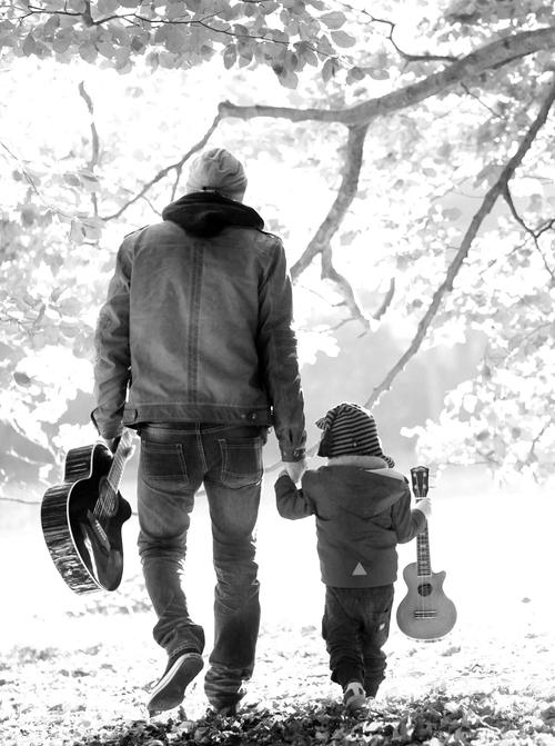 Padre e hijo con guitarra en mano