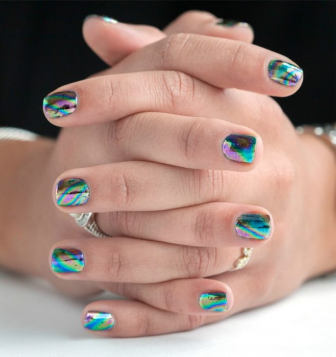 manos de mujer con uñas holograficas 