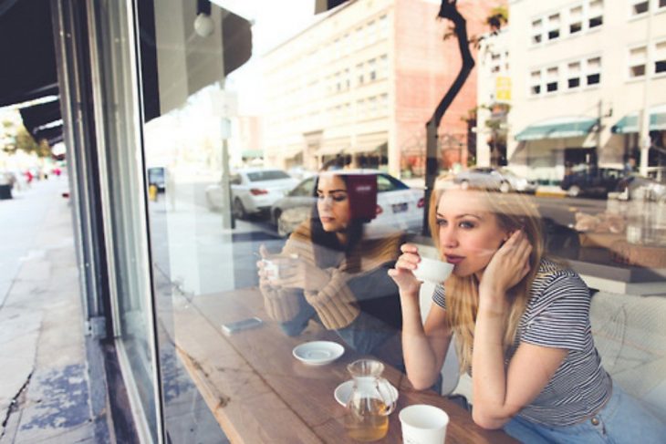 Amigas bebiendo un café. 