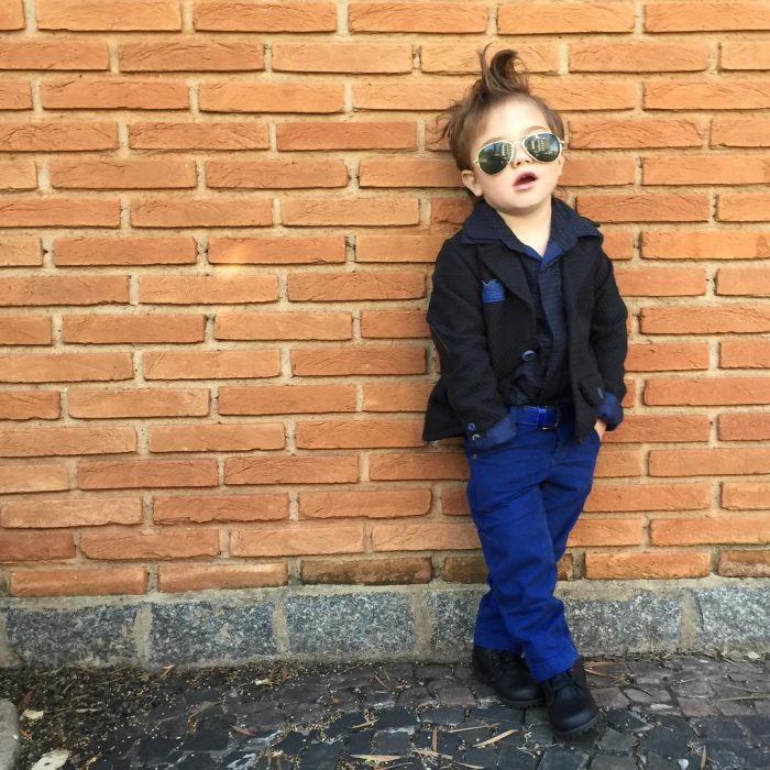 Niño minifashionista usando un traje de color azul 