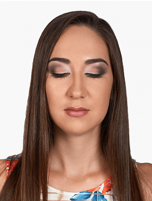 Mujer de cabello largo con los ojos cerrados usando maquillaje NYX