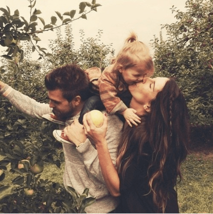 Familia dando un paseo