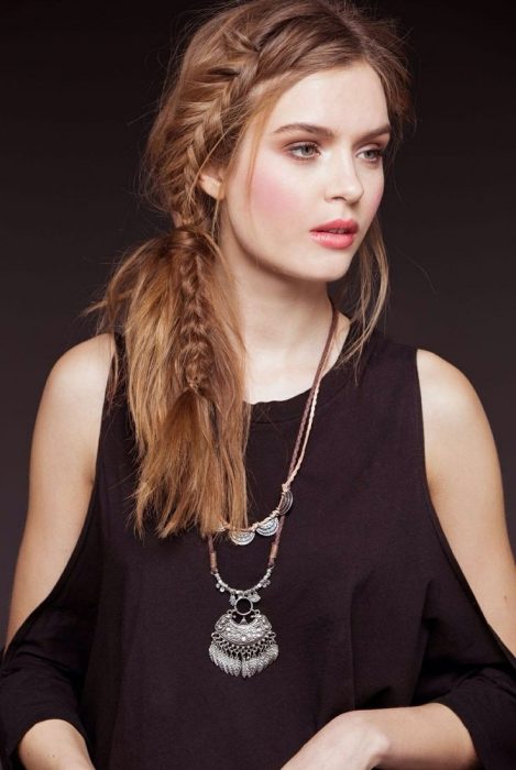 Joven luce una trenza muy chic