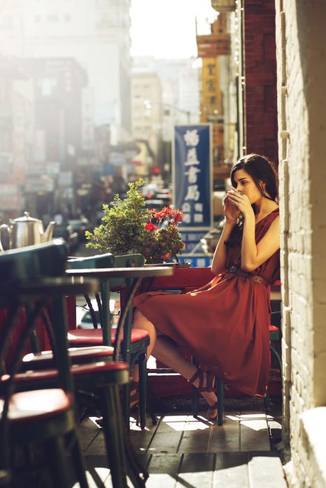 Mujer tomando una taza de café. 