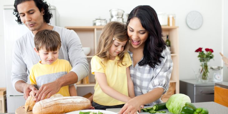 Padres e hijos cocinando. 