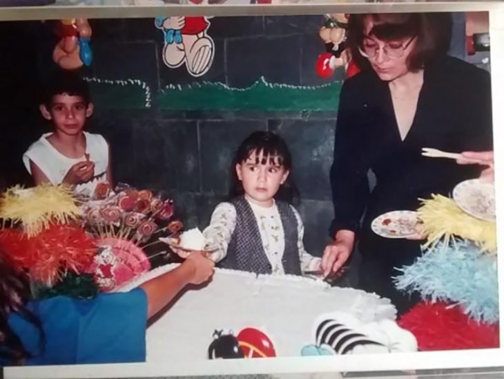 niña enojada pasando una rebajanda de pastel 