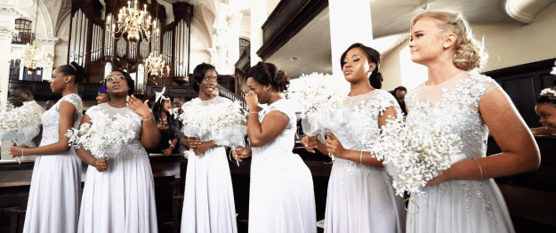 mujeres vestidas de blanco damas de honor llorando 