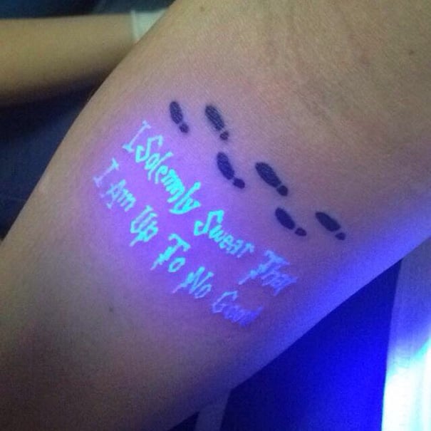 Tatuaje con tinta que brilla en la obscuridad 