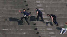 hombre corriendo en escaleras mientras hombres lo persiguen