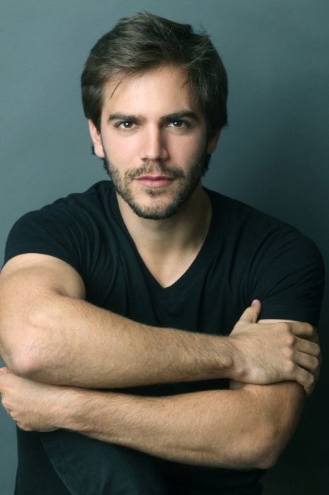 Actor Marc Clotet posando para una fotografía 