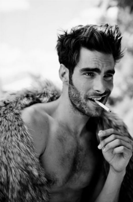 Jon Kortajarena fumando un cigarrillo 