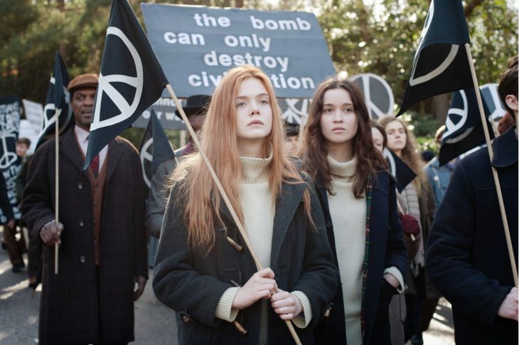 chica rubia y chica de cabello negro protestando 