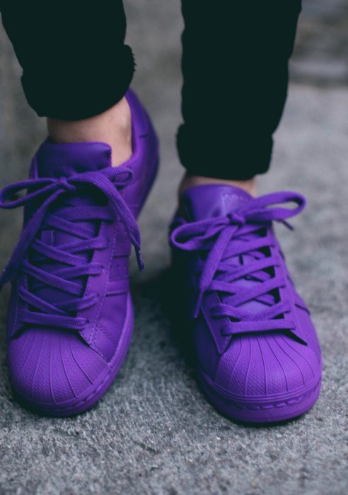 pies de mujer con tenis adidas superstar morado