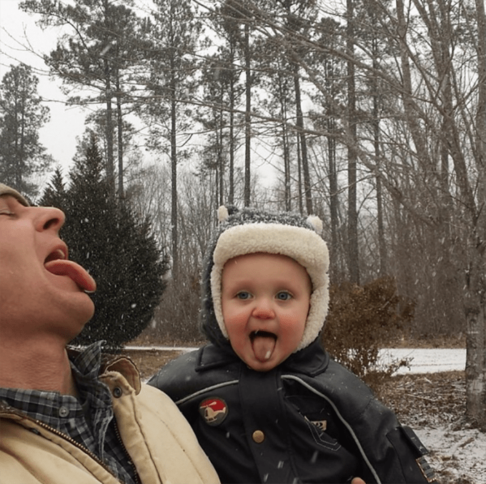 hombre saca la lengua y bebe también mientras neva 