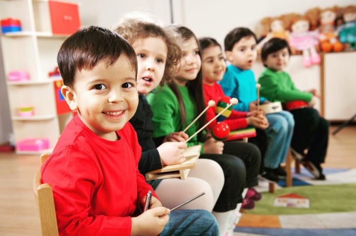 niños en salón de clases