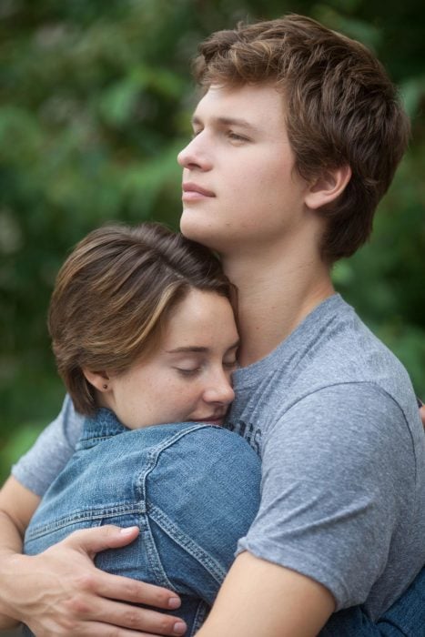 Escena de la película bajo la misma estrella, chica abrazando a un chico 