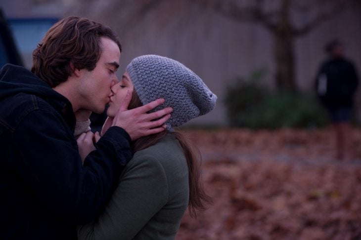 Escena de la película si decido quedarme, chica besando a un chico mientra están en un parque 