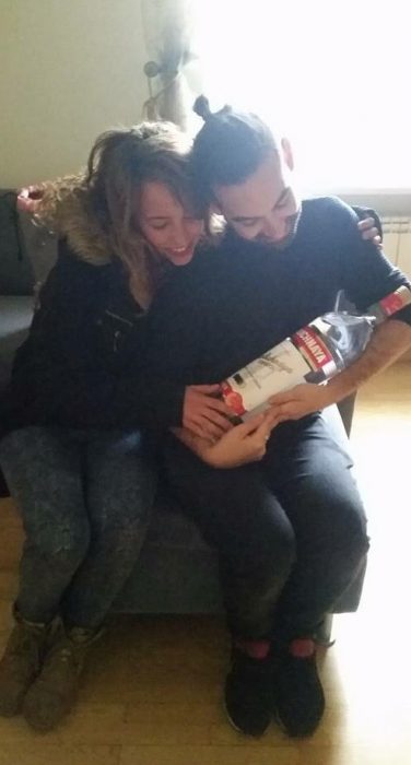 pareja con una botella como si fuera bebé