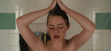 gif chica lavándose el cabello en regadera