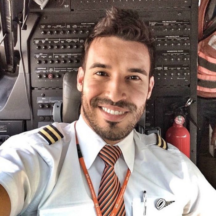 hombre con camisa de piloto en cabina de avion 