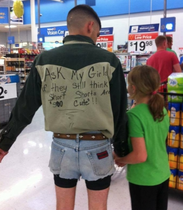 hombre con shorts y camisa en supermercado con niña 