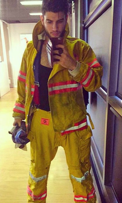 hombre con uniforme de bombero hace selfie