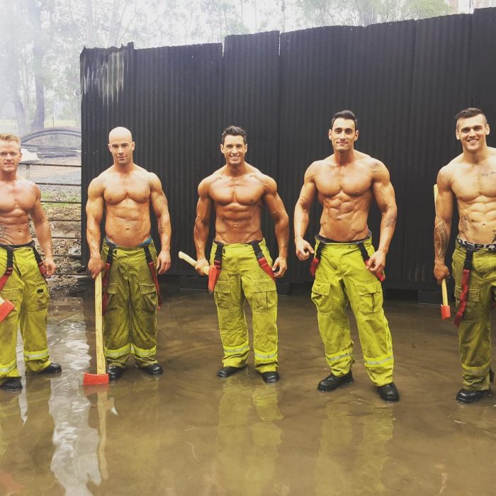 grupo de hombres con pantalones de bombero 