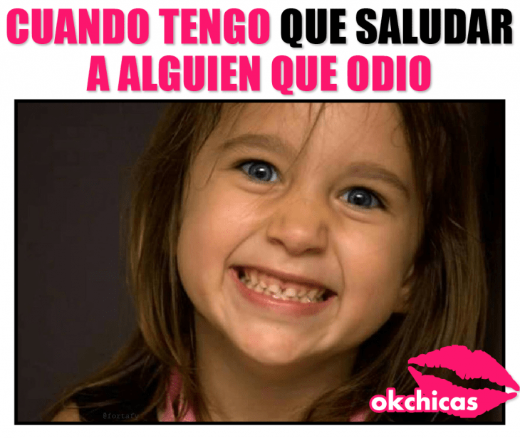 Meme de sonrisa falsa. 