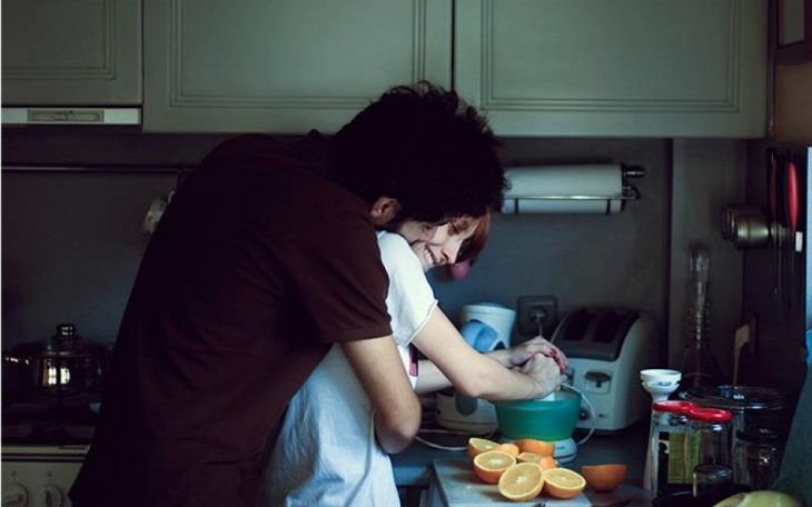 pareja cocinando