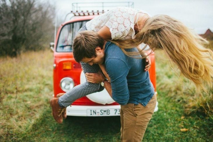 pareja en el campo jugando