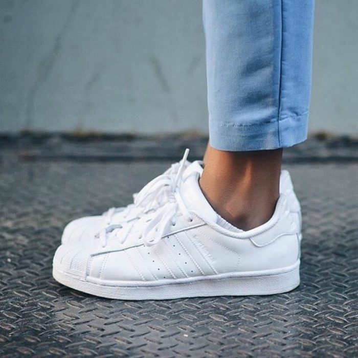 pies de mujer con tenis adidas superstar blanco 