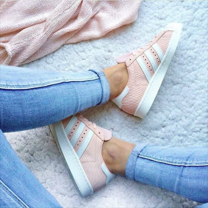 pies de mujer con tenis adidas superstar rosa