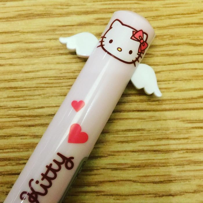 pluma de hello kitty con corazones