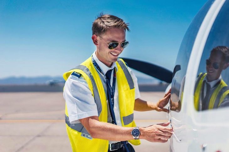 hombre rubio con lentes y chaleco amarillo en aeropuerto 