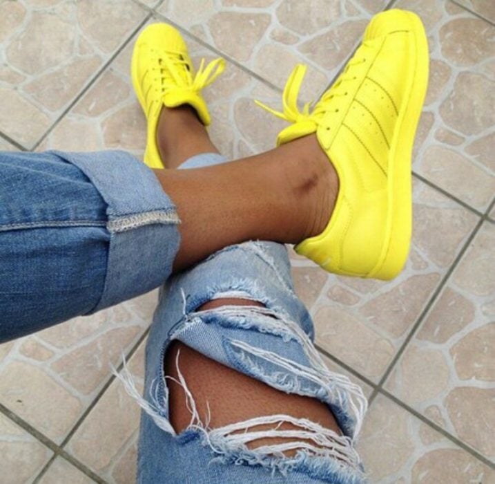 pies de mujer con tenis adidas superstar amarillo