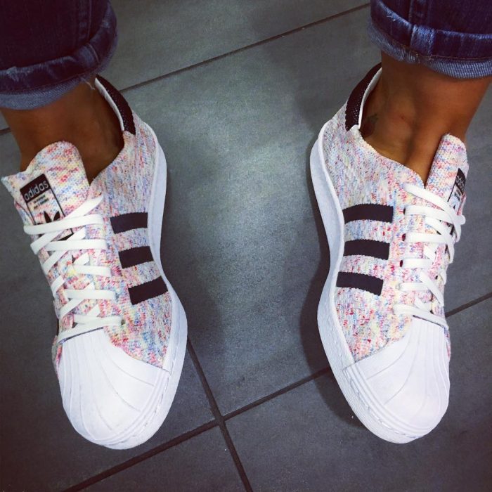 pies de mujer con tenis adidas superstar rosa 