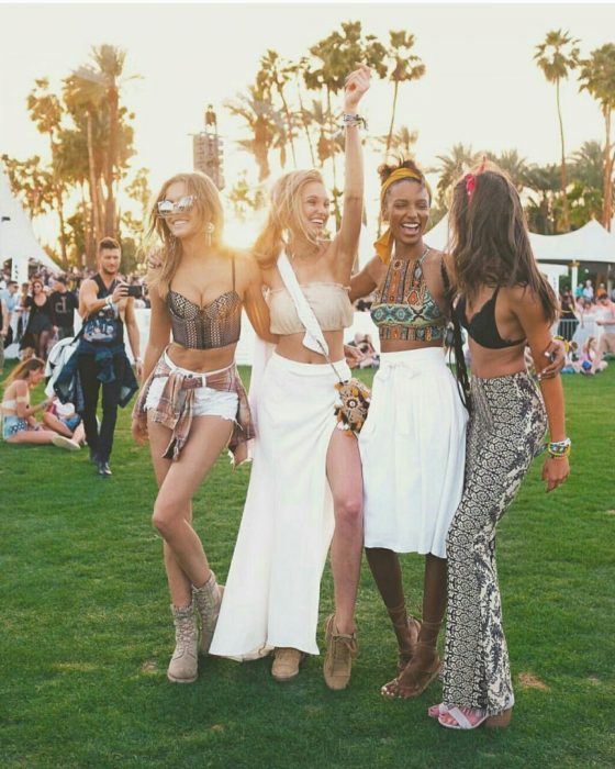 Chicas abrazadas mientras están en el festival de coachella