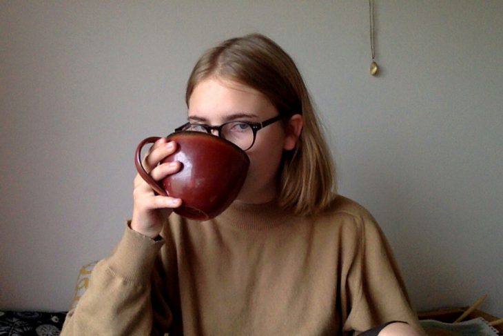 Chica bebiendo una taza de te 