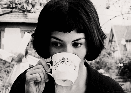 GIF Amelié bebiendo té