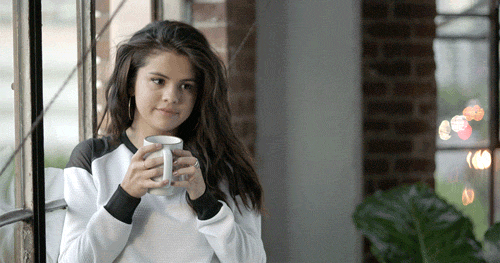 GIF Selena bebiendo de una taza 