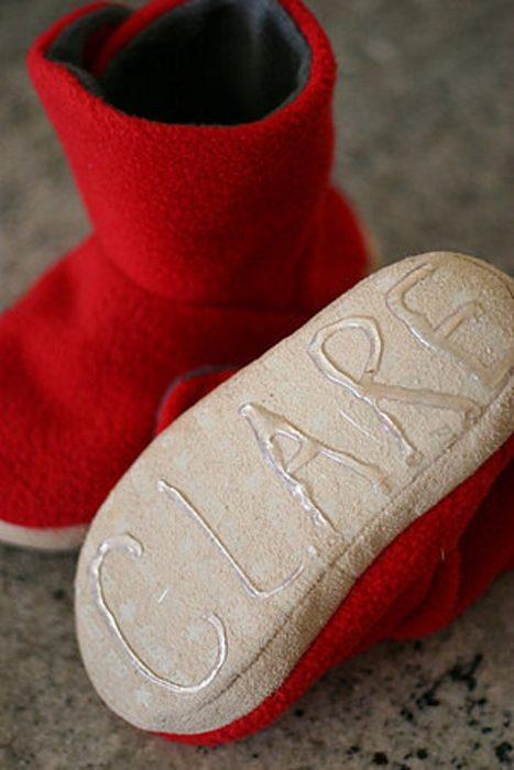 suela de unos zapatos con el nombre de un niño escrito con silicón caliente