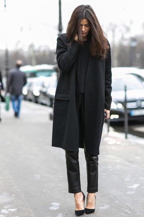 chica vestida de negro con abrigo y zapatos altos