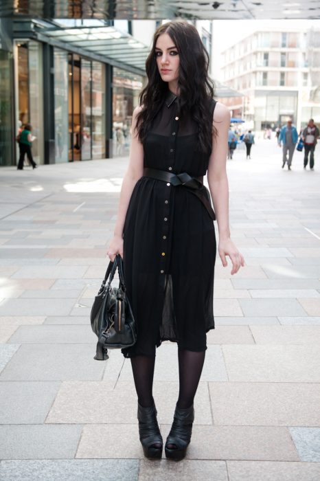 chica con vestido negro de encaje