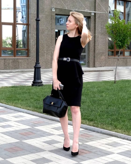 chica con vestido negro