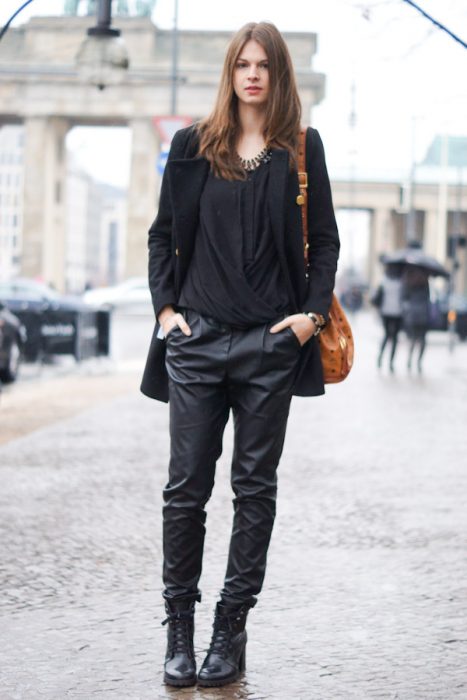 chica con look negro relajado